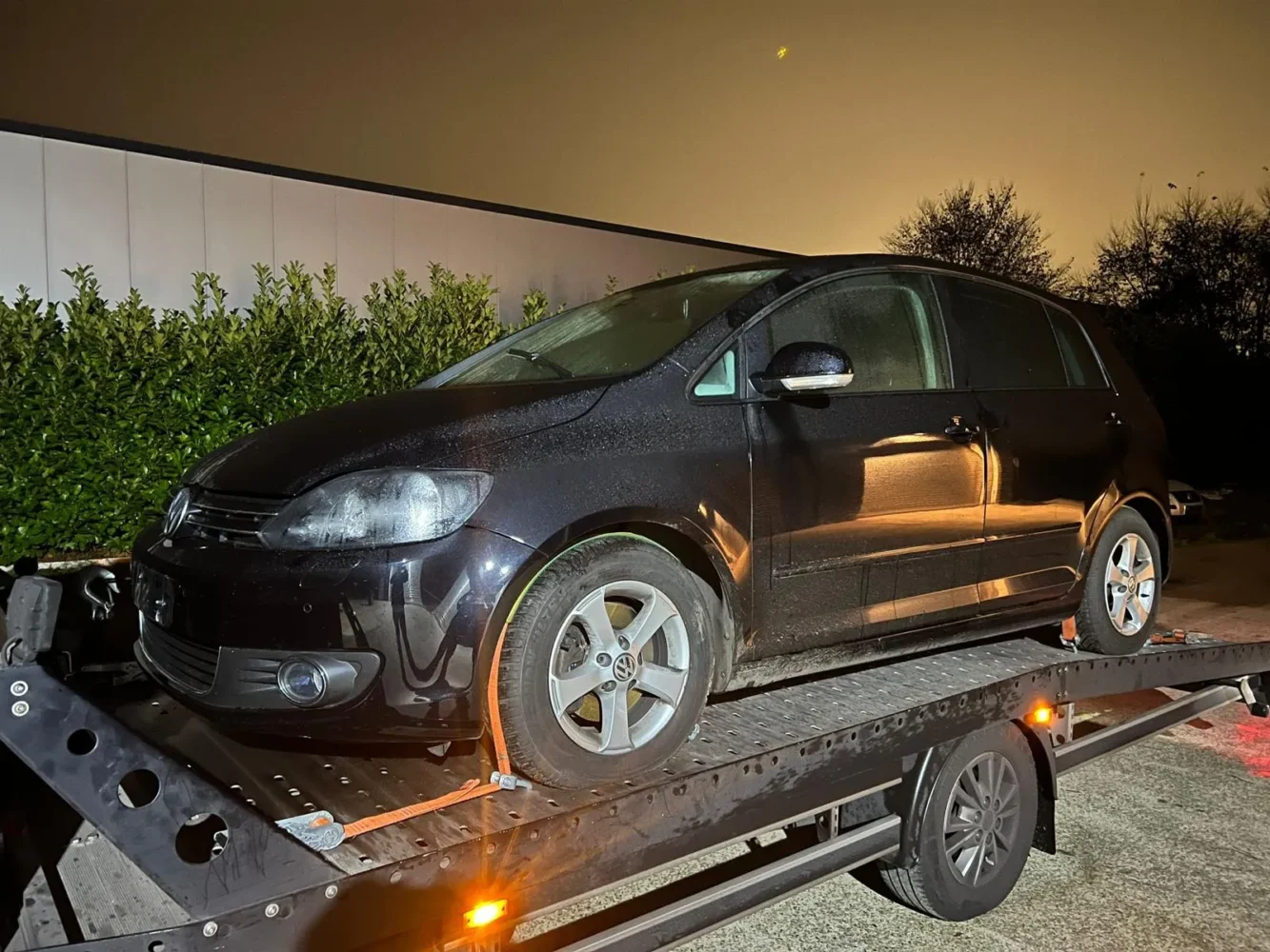 VW Golf Plus schwarz mit Motorschaden